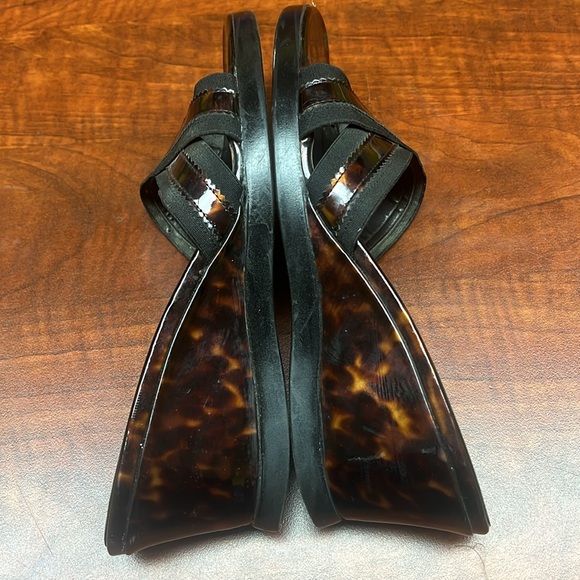 Stuart Weiztman tortoise patent wedge sandals - Picture 3 of 10